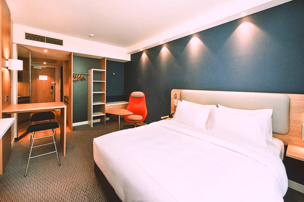 🏨 𝗛𝗼𝗹𝗶𝗱𝗮𝘆 𝗜𝗻𝗻 𝗘𝘅𝗽𝗿𝗲𝘀𝘀 & 𝗦𝘂𝗶𝘁𝗲𝘀 - 𝗕𝗮𝘀𝗲𝗹 - 𝗔𝗹𝗹𝘀𝗰𝗵𝘄𝗶𝗹 𝗯𝘆 𝗜𝗛𝗚
